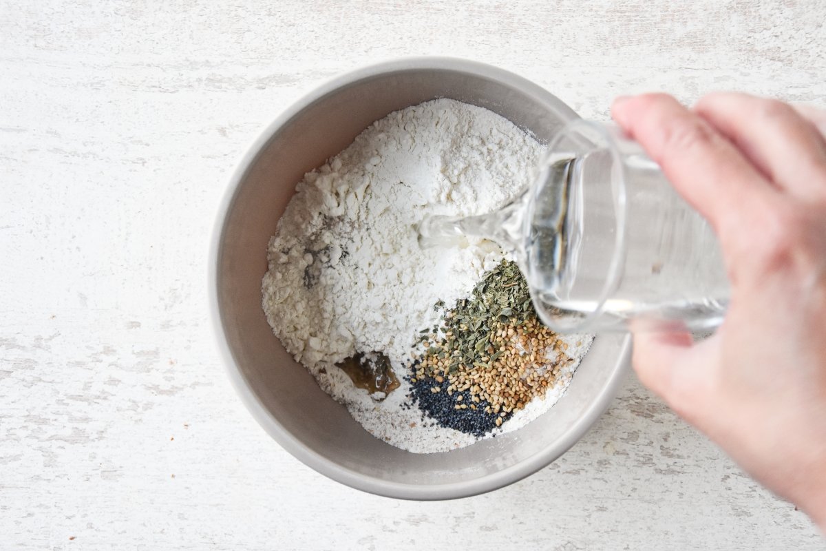 Vertemos el agua sobre los ingredientes