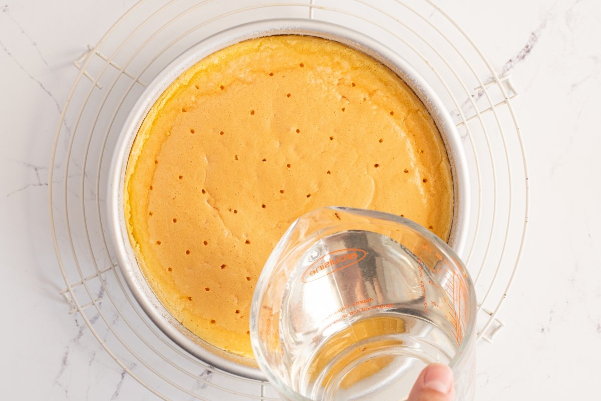 Vertemos el almíbar de la tarta capuchina