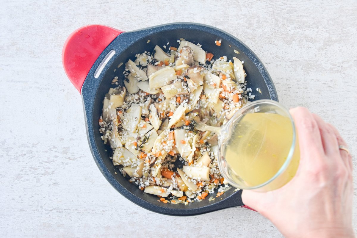 Vertemos el caldo de verduras en la sartén