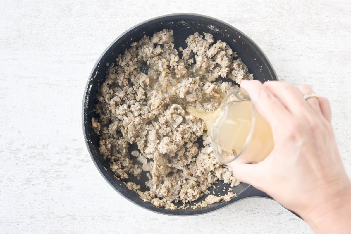Vertemos el caldo de verduras para hacer las croquetas veganas