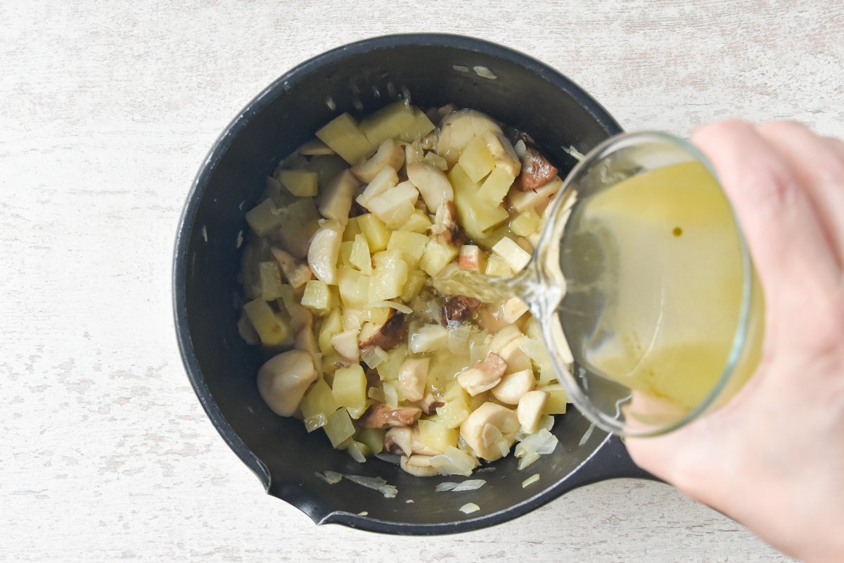 Vertemos el caldo de verduras para preparar la crema de boletus