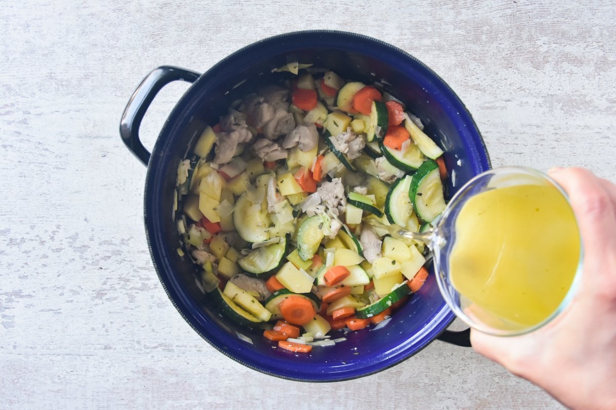 Vertemos el caldo de verduras para preparar la crema de pollo