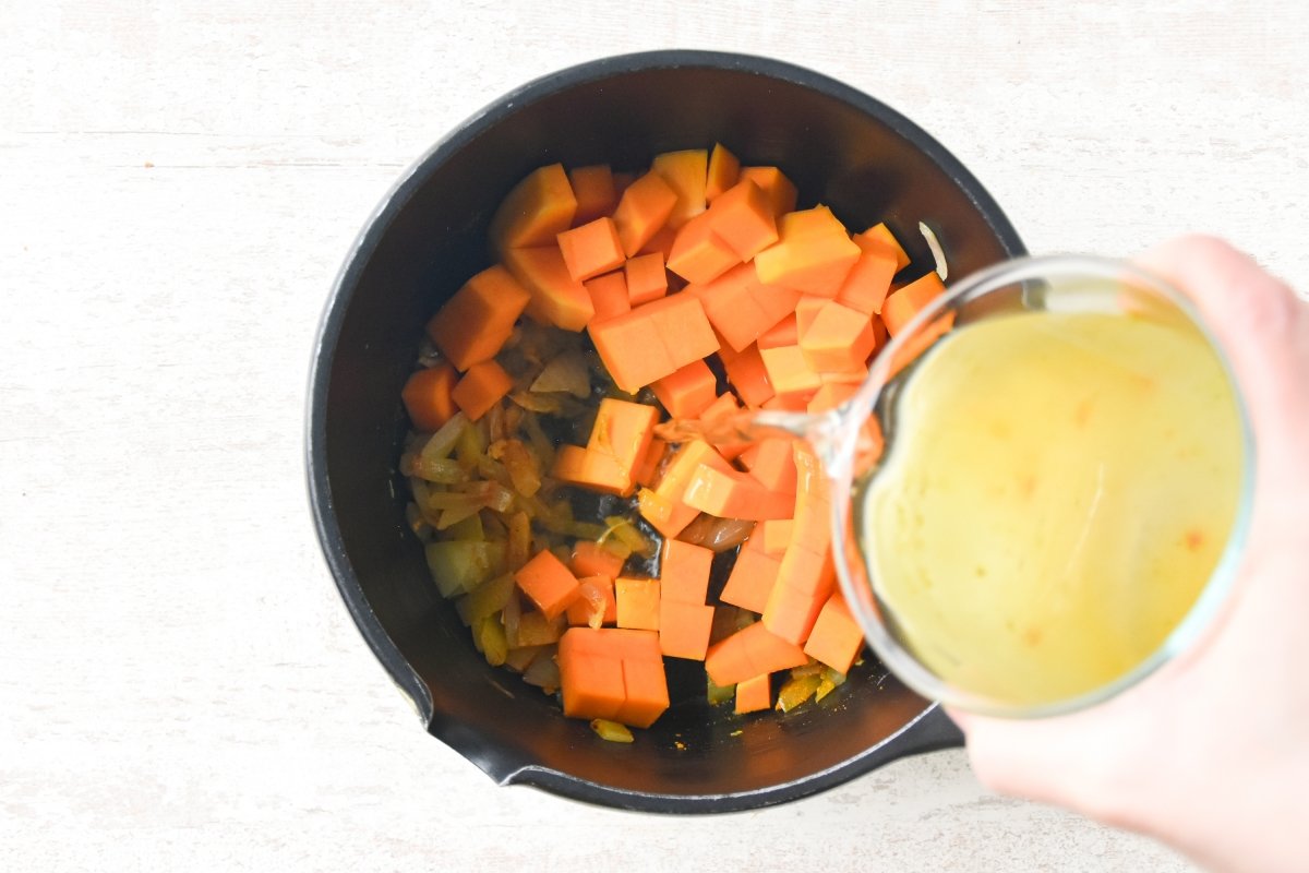 Vertemos el caldo de verduras para preparar la crema