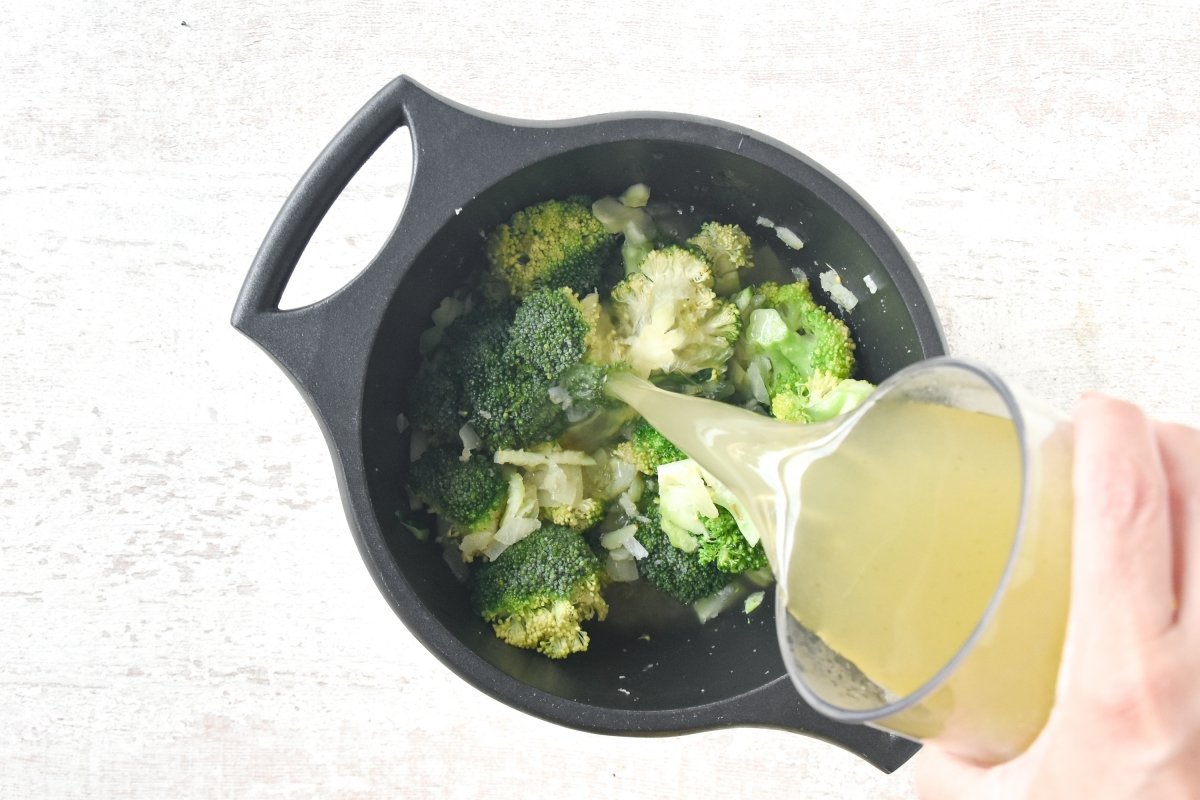 Vertemos el caldo de verduras sobre el brócoli