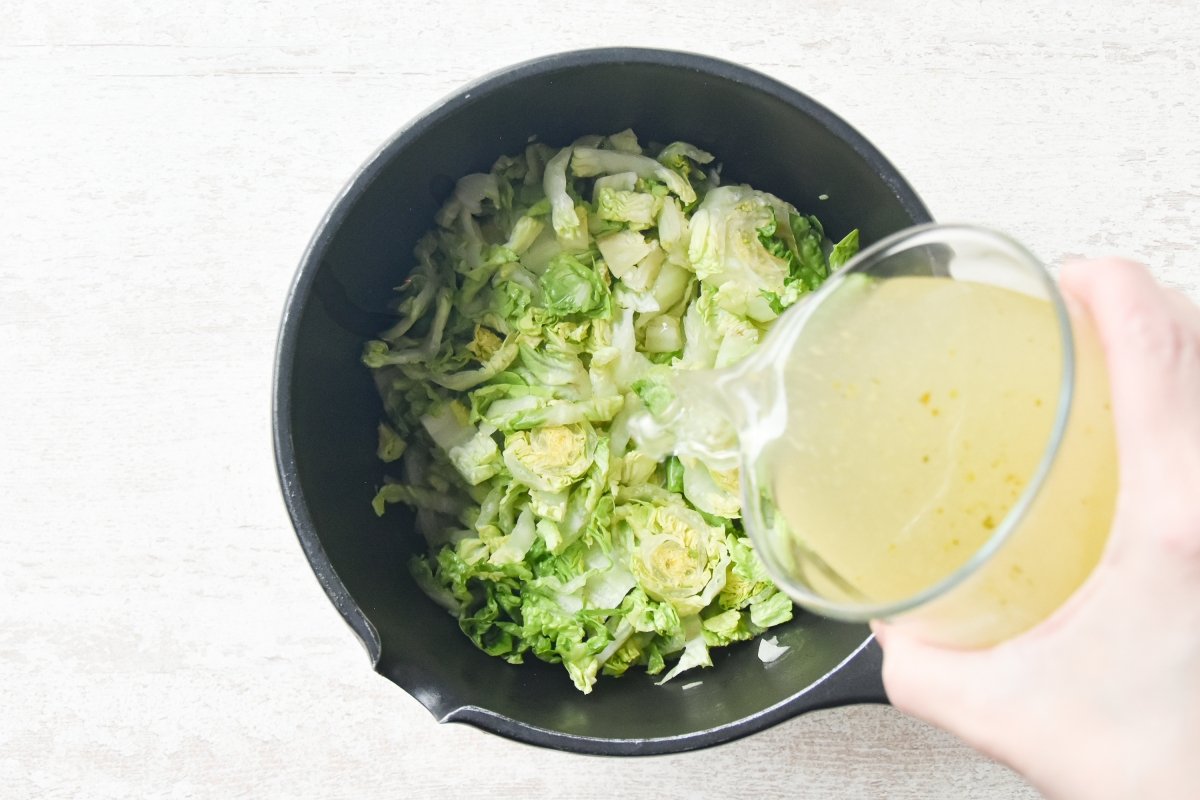 Vertemos el caldo de verduras sobre la lechuga