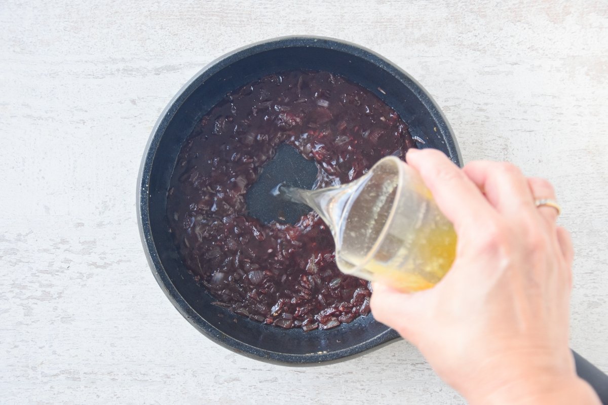 Vertemos el caldo en la sartén