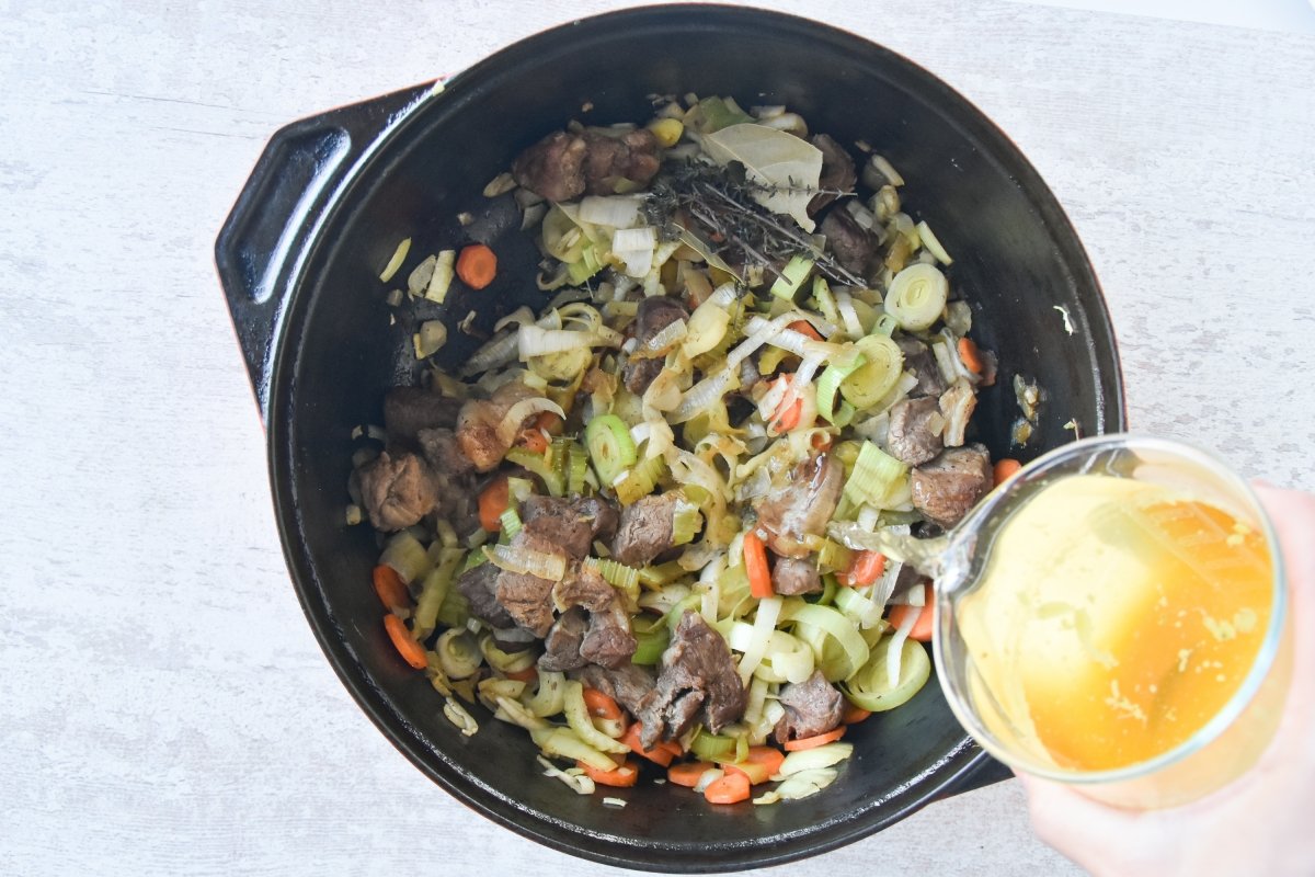 Vertemos el caldo para el irish stew