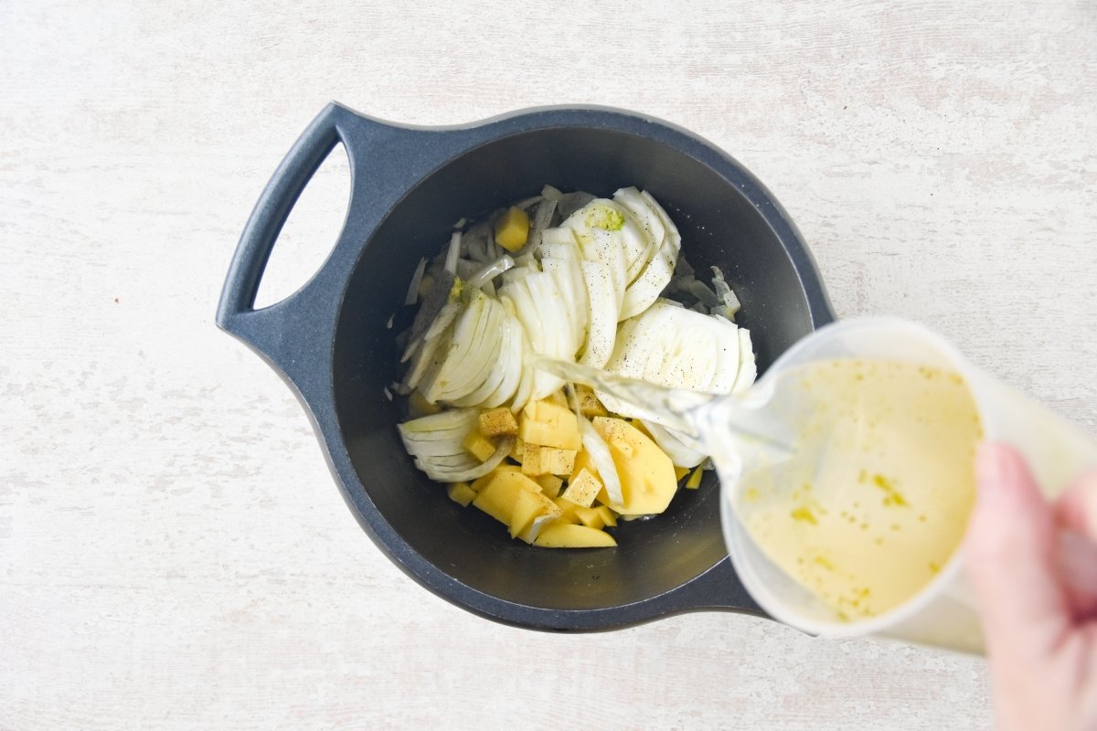 Vertemos el caldo sobre el hinojo