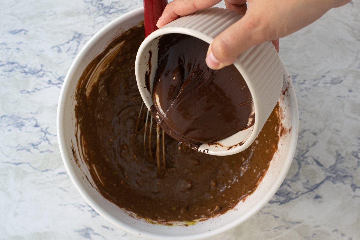 Vertemos el chocolate del brownie de aguacate