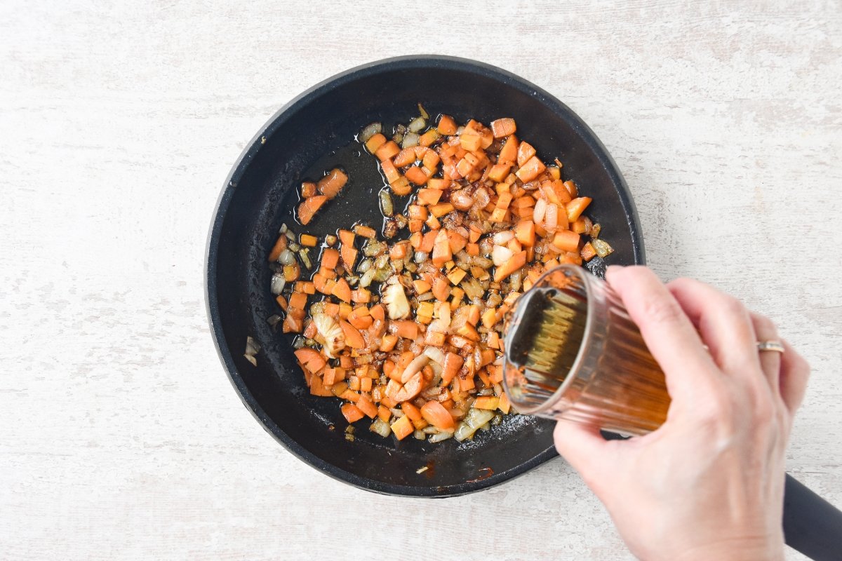 Vertemos el jerez sobre la cebolla y las zanahorias