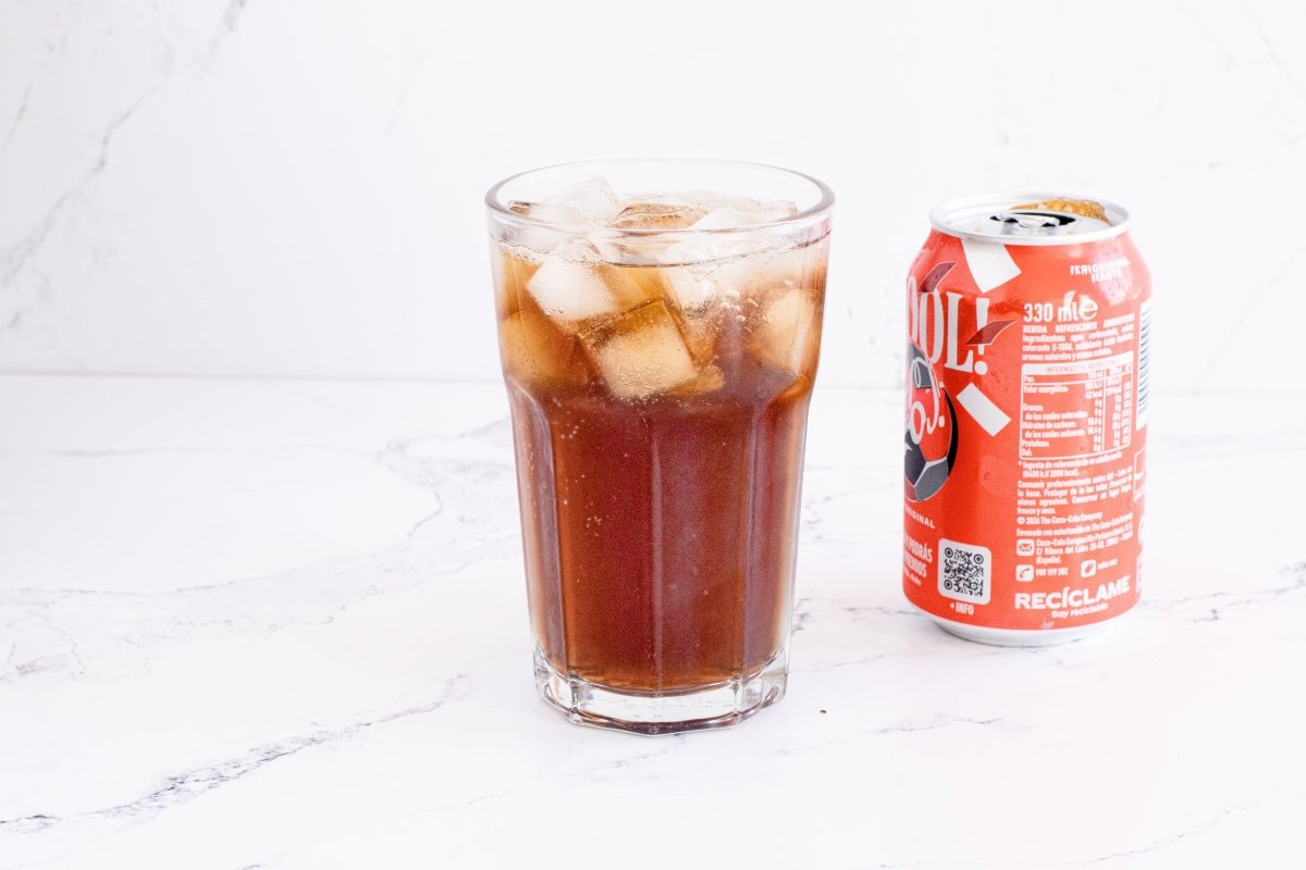 Vertemos el refresco de cola