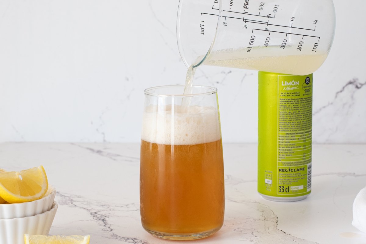 Vertemos el refresco de limón