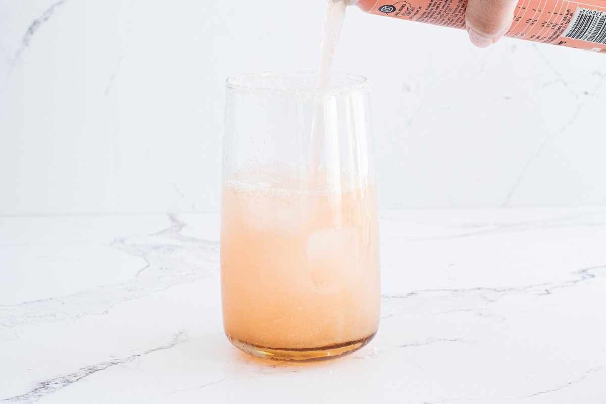 Vertemos el refresco de pomelo