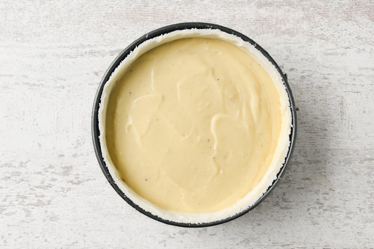 Vertemos el relleno en el molde con masa enfriado