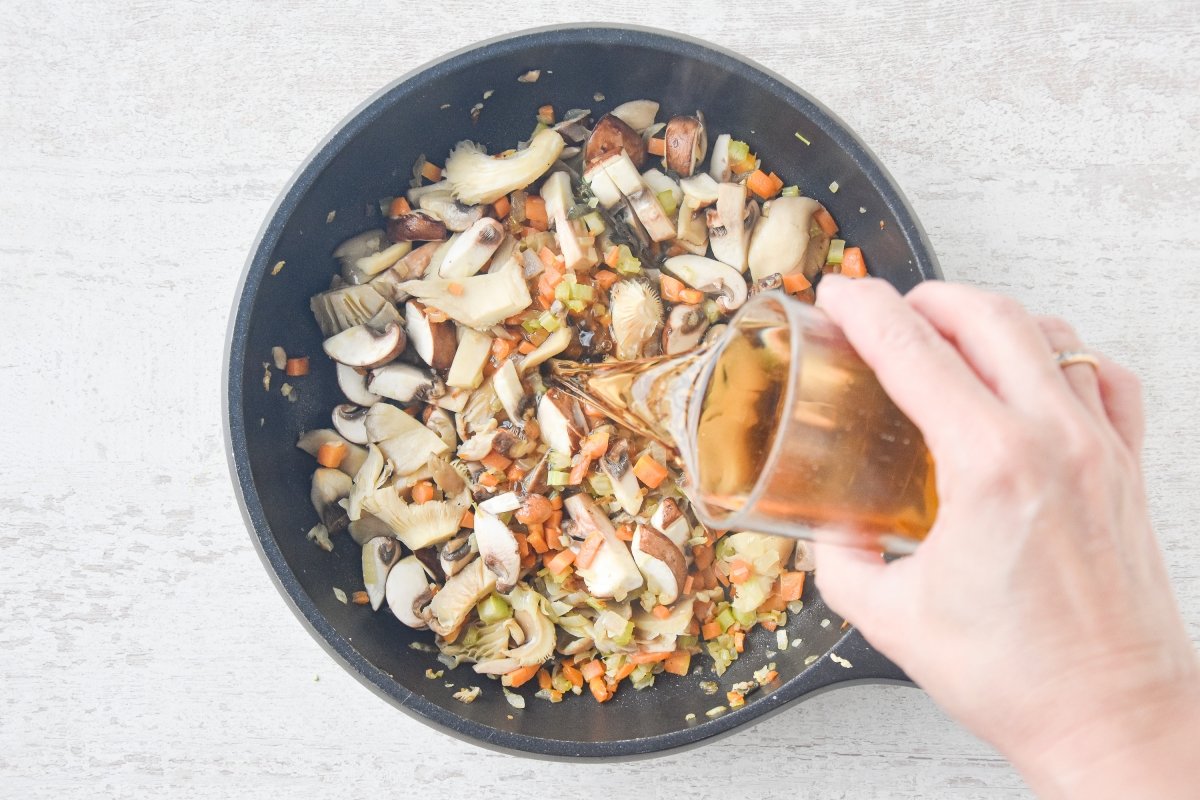 Vertemos el vino en la sartén con las setas