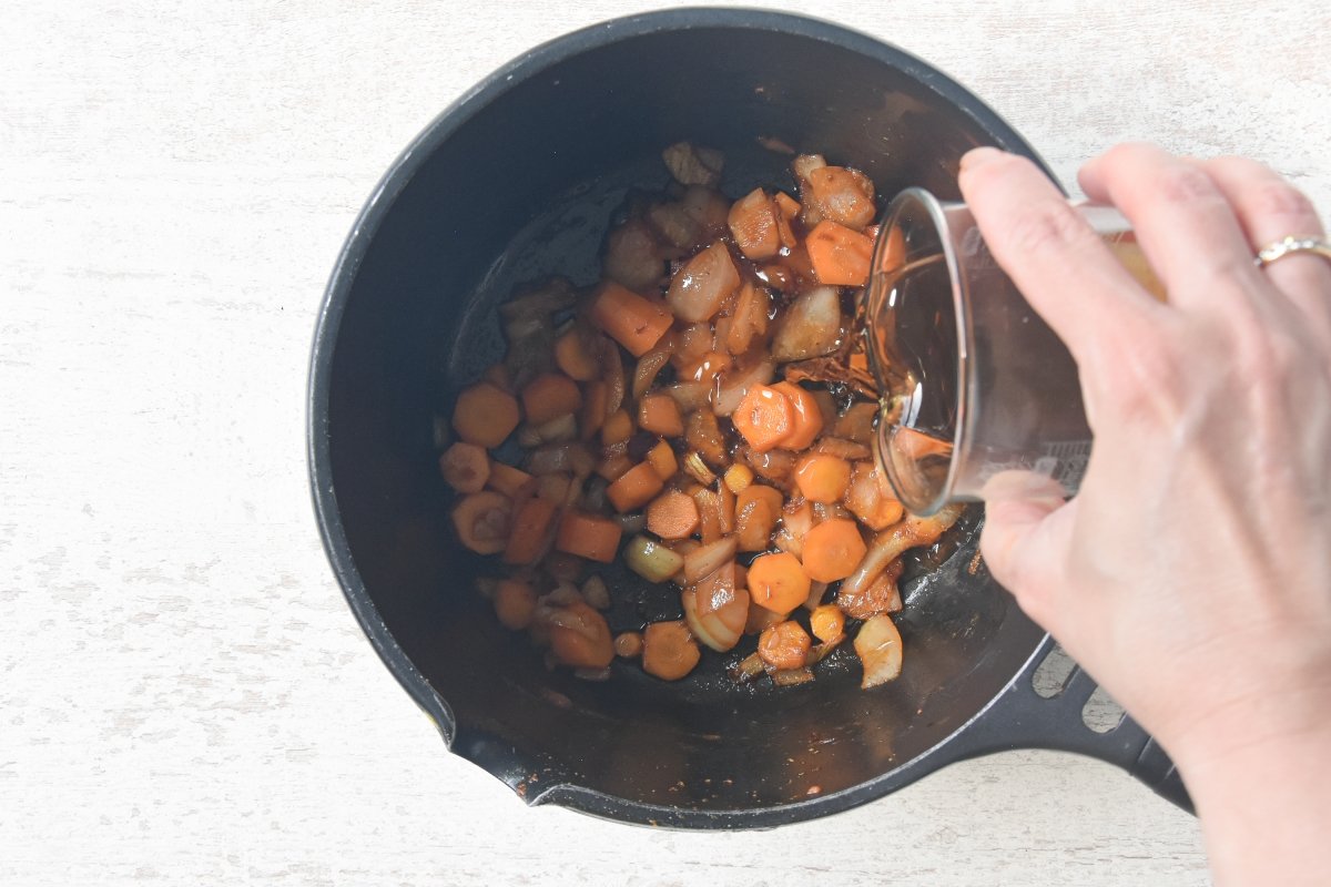 Vertemos el vino para preparar la crema de mariscos