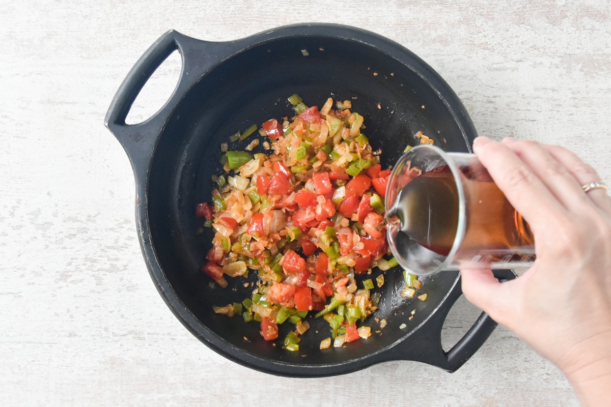 Vertemos el vino sobre los tomates