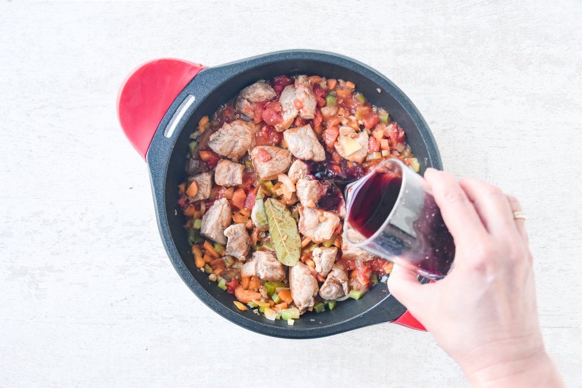 Vertemos el vino tinto para preparar el ragú