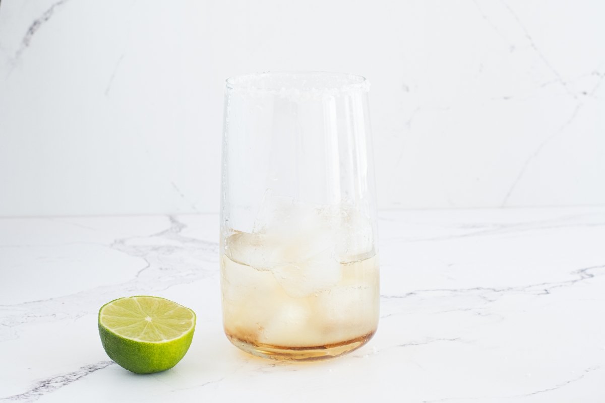 Vertemos el zumo de lima