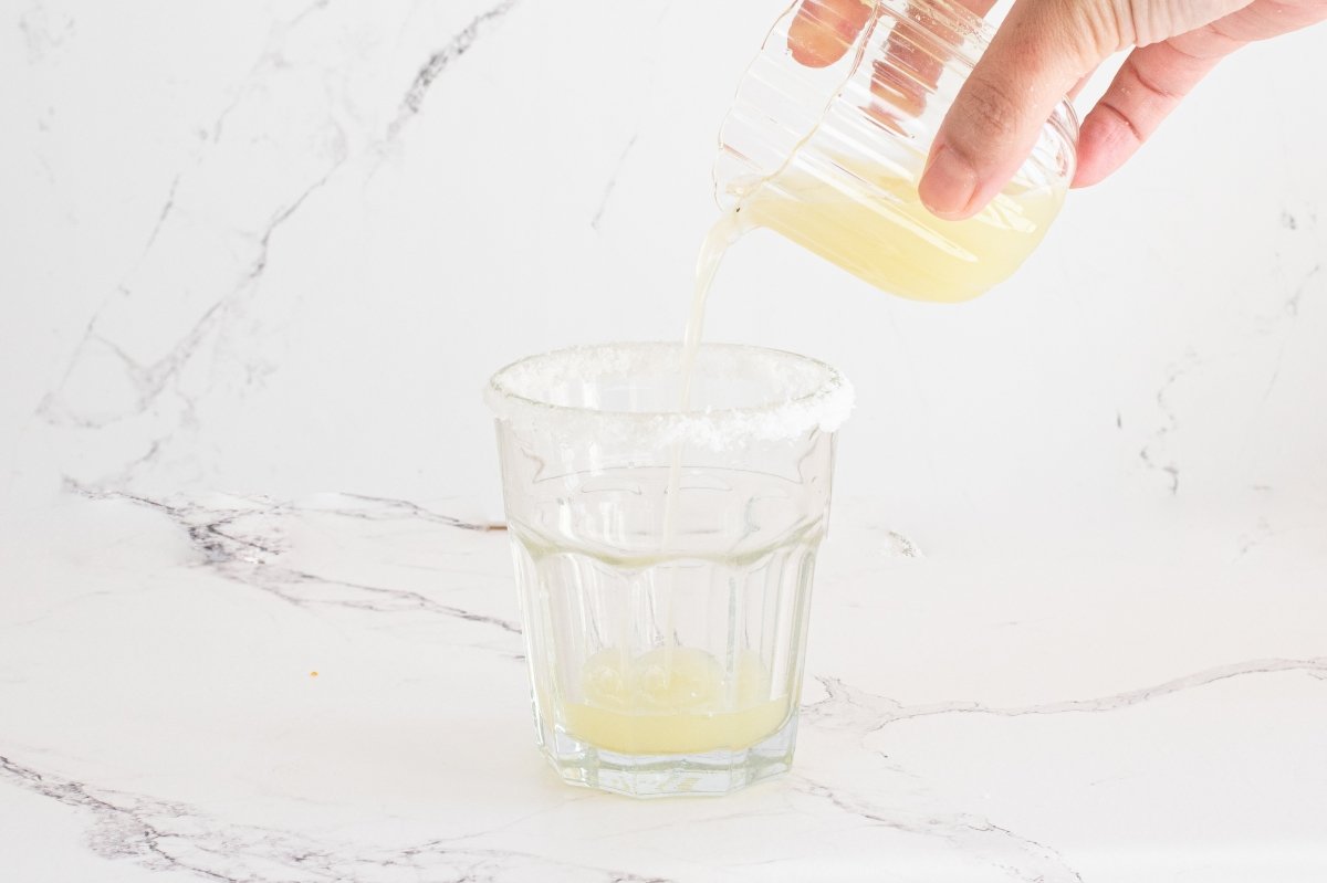 Vertemos el zumo en el vaso