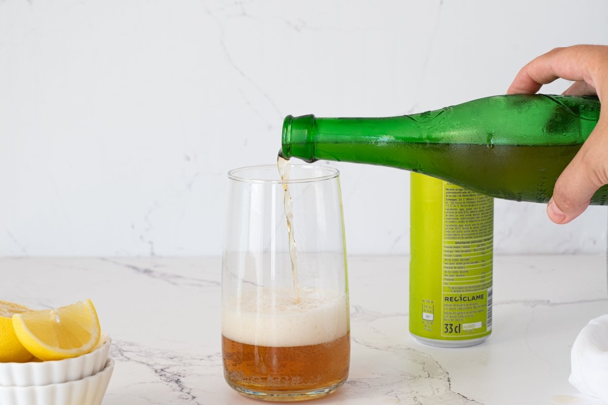 Vertemos la cerveza de la clara de limón