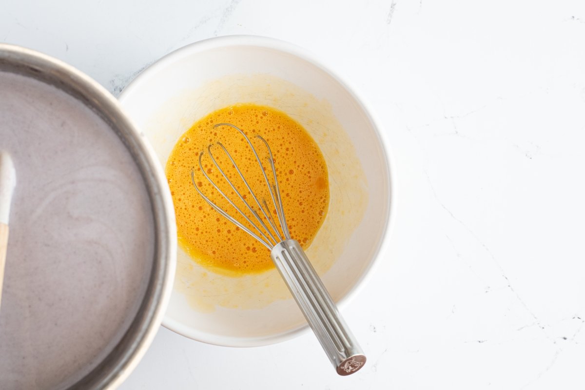 Vertemos la crema de violetas sobre las yemas