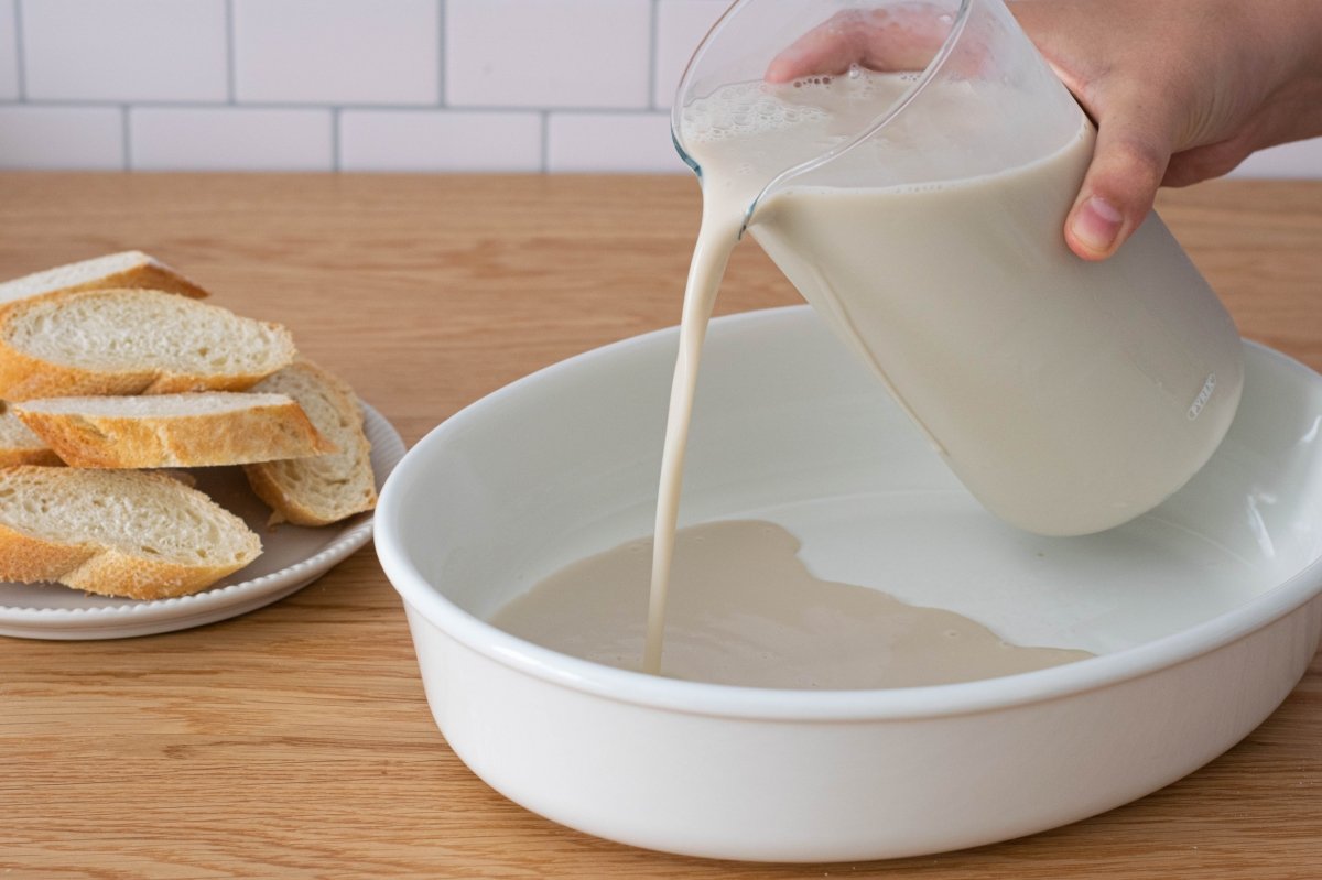 Vertemos la horchata de las torrijas de horchata