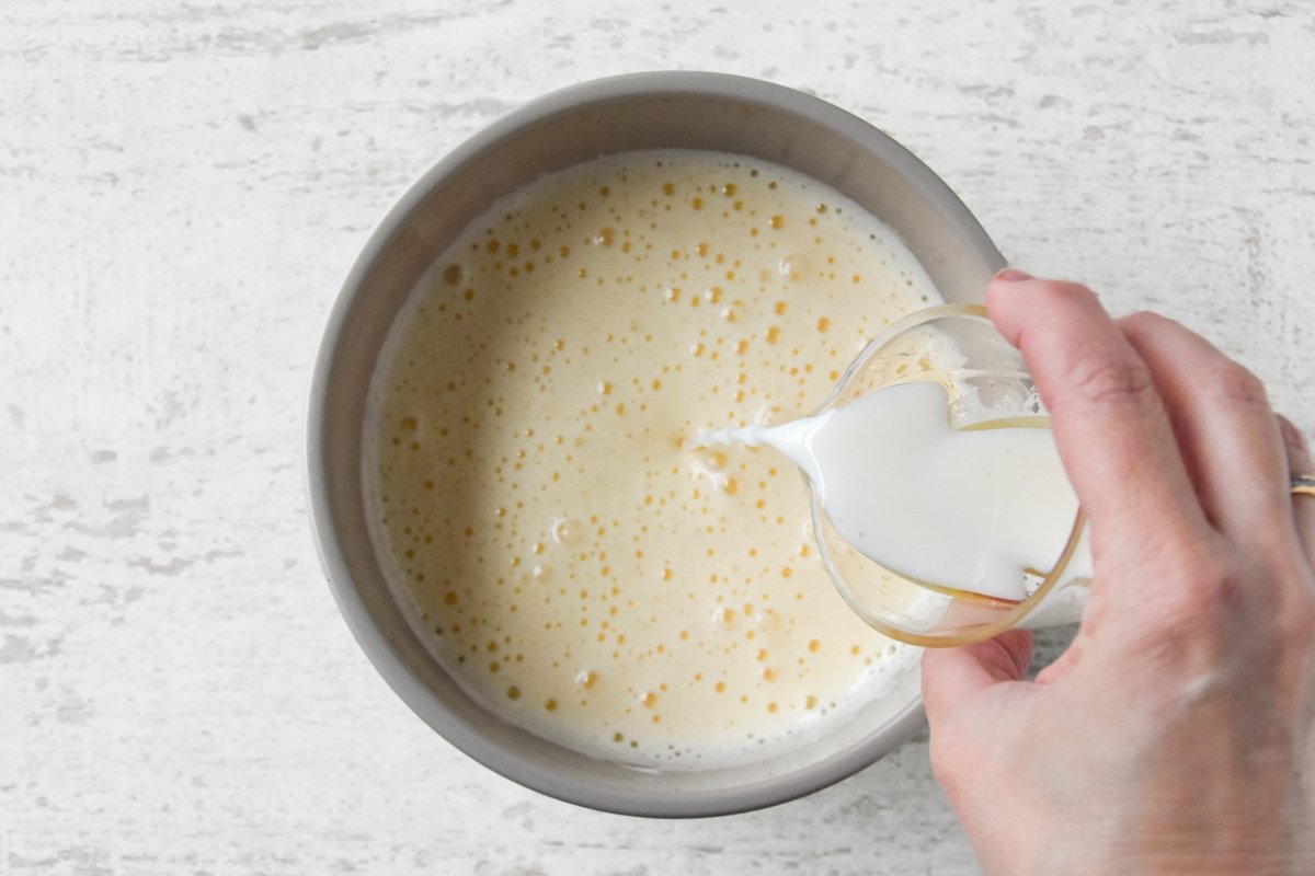 Vertemos la leche a la masa preparada