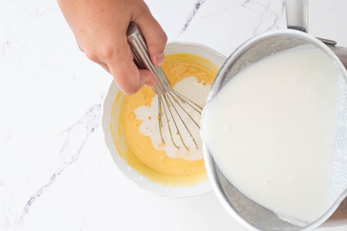 Vertemos la leche de la crema de la tarta árabe