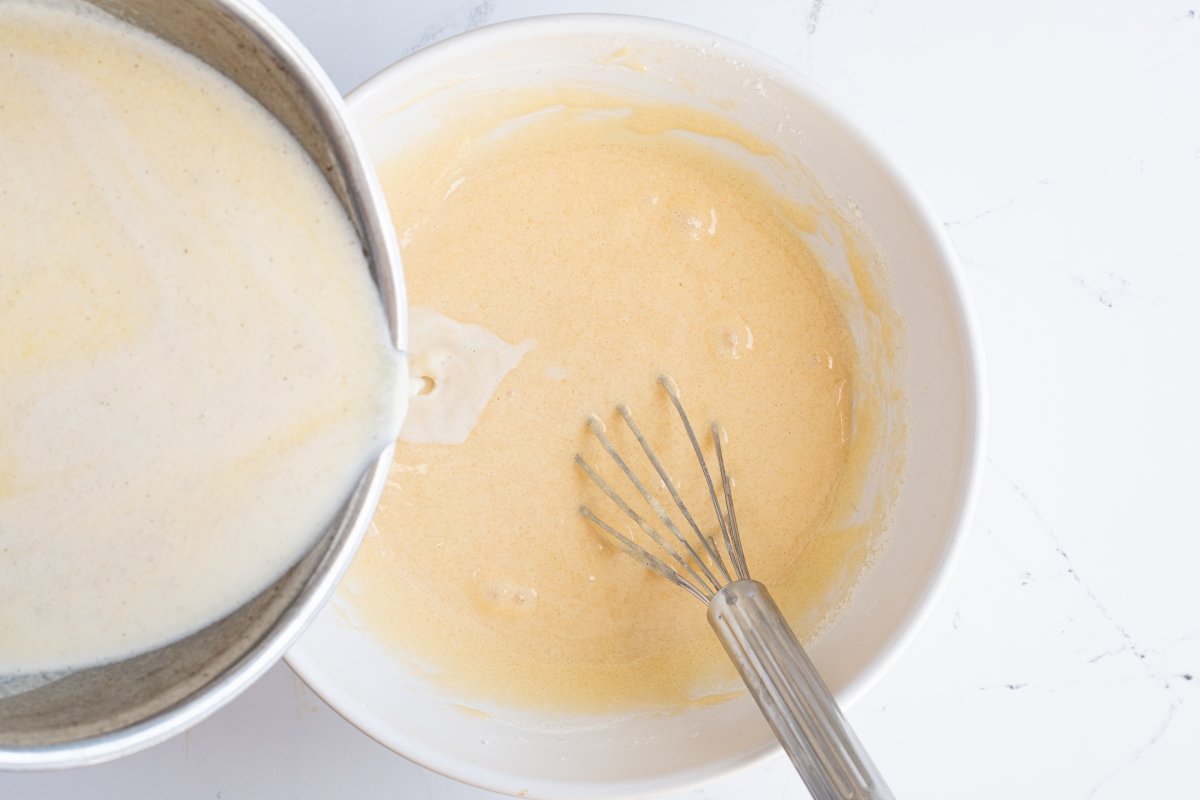 Vertemos la leche de los cannelés