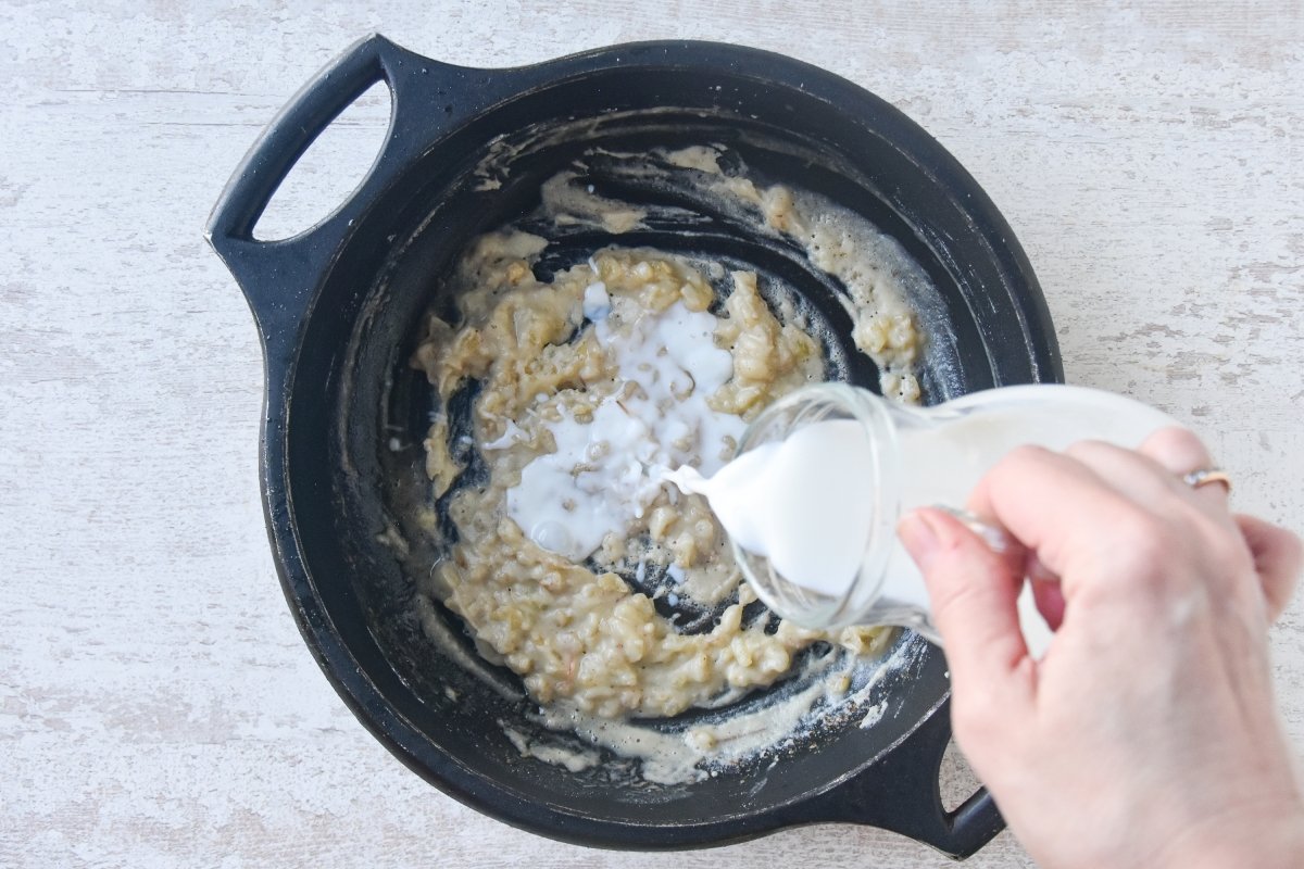 Vertemos la leche fría para hacer el roux de las croquetas de marisco