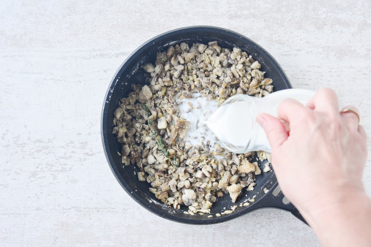 Vertemos la leche fría para la masa de las croquetas de setas