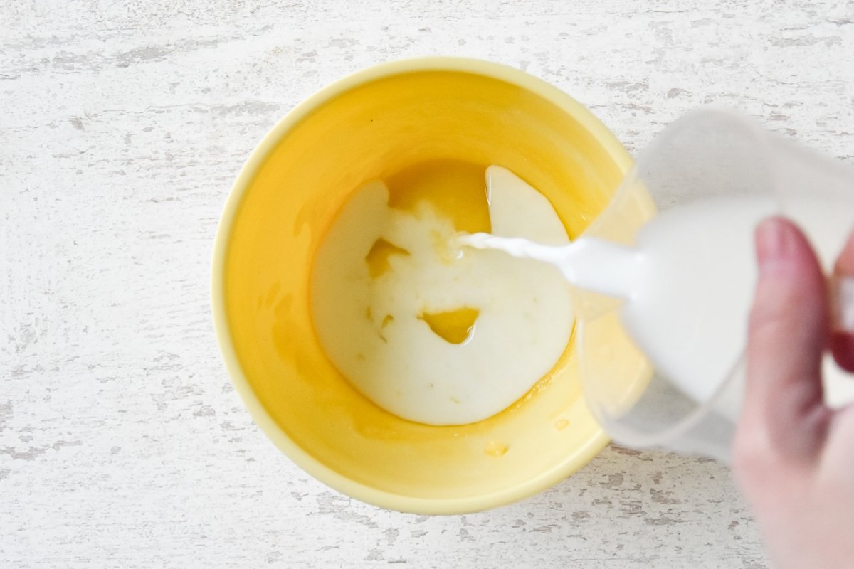 Vertemos la leche para preparar la bechamel en microondas