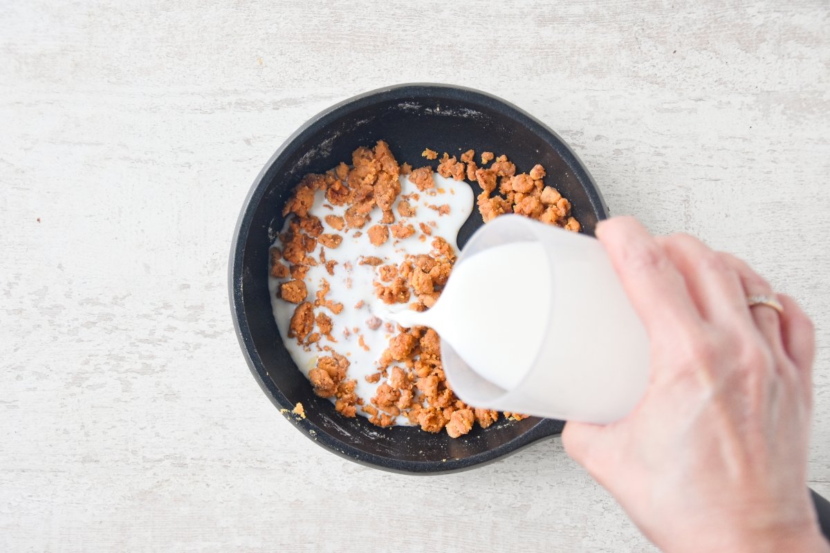 Vertemos la leche poco a poco para preparar el roux