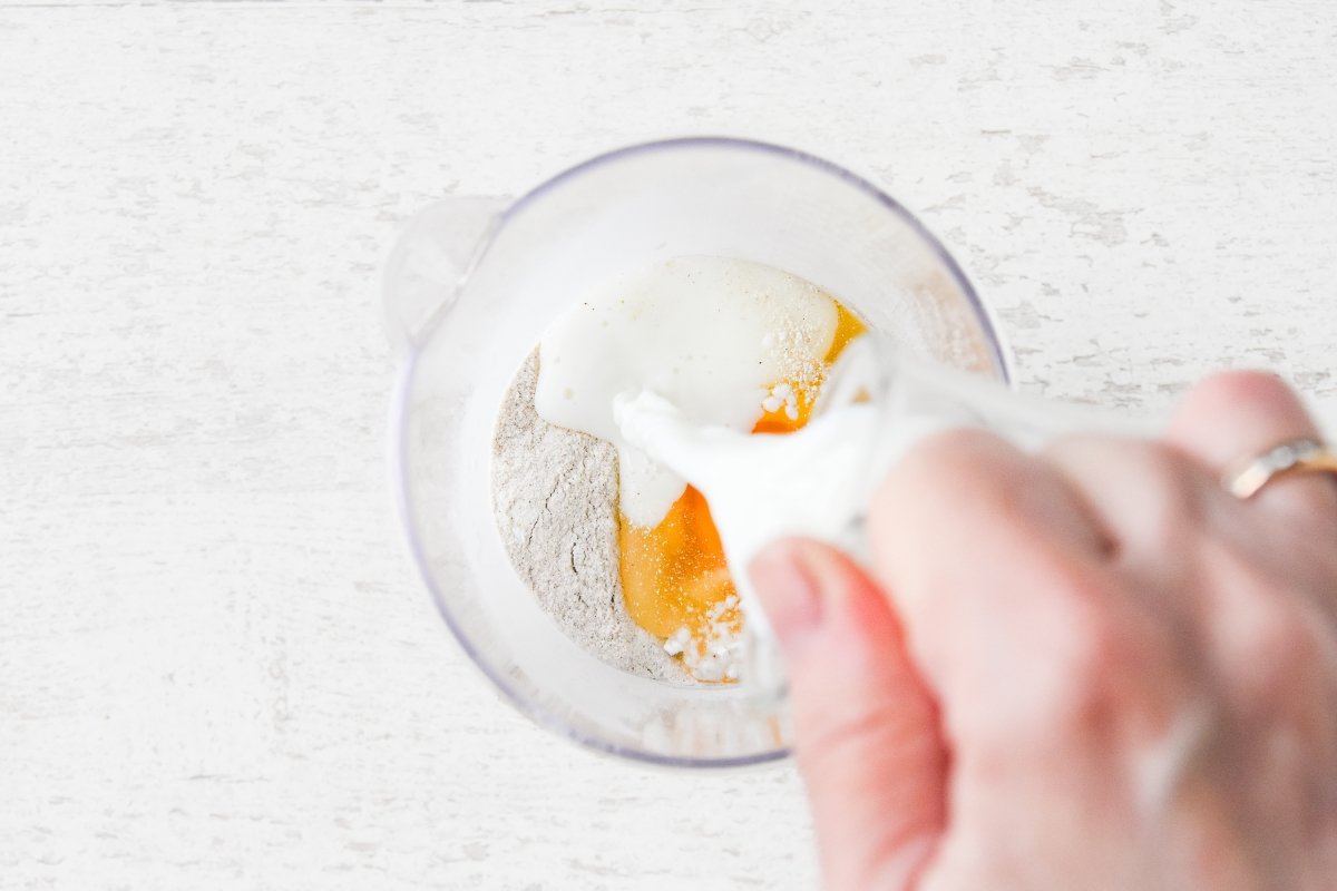 Vertemos la leche sobre el resto de ingredientes