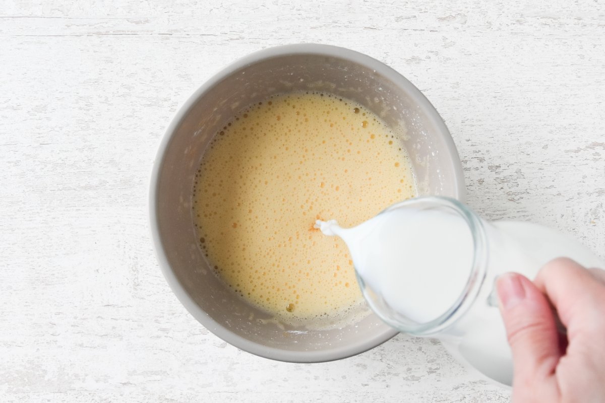 Vertemos la leche sobre la mezcla de huevo