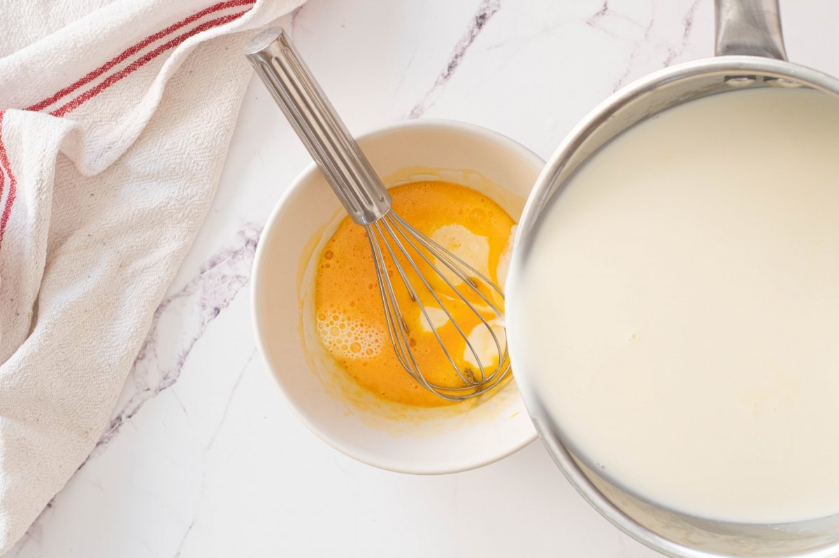 Vertemos la leche sobre las yemas del helado de galletas maría