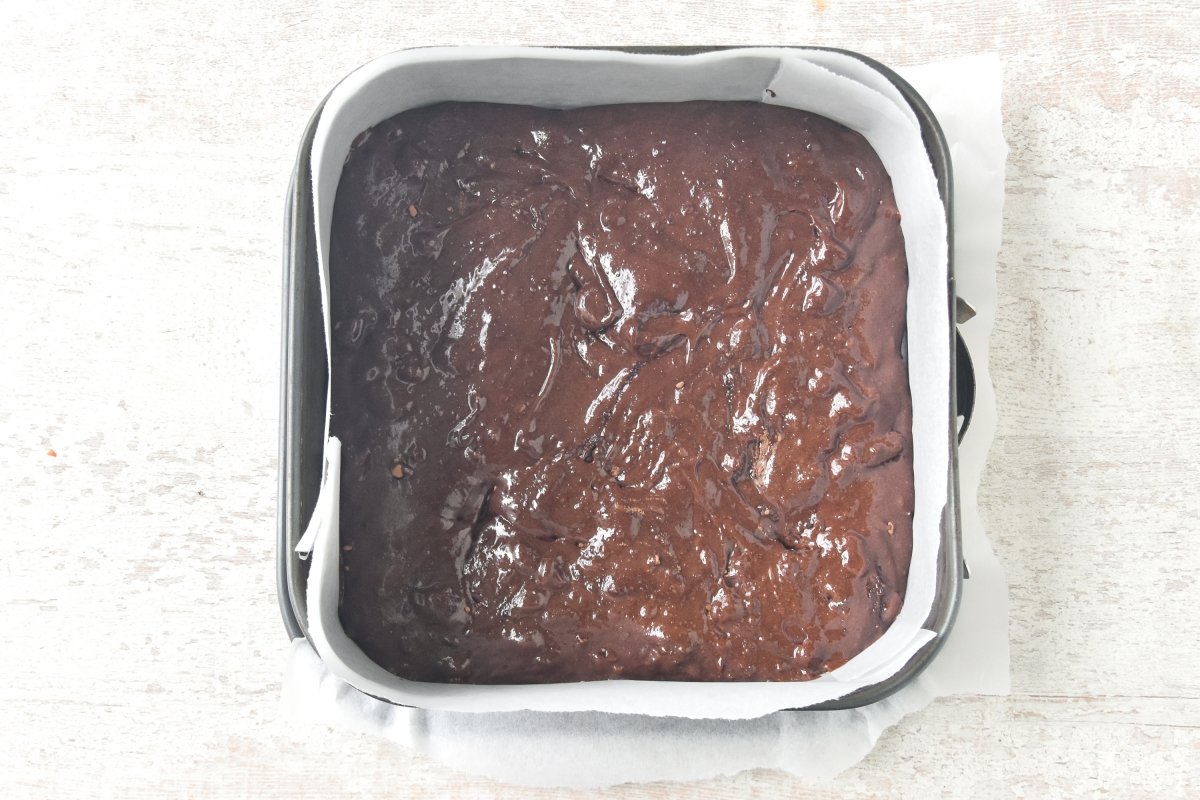 Vertemos la masa de brownie sin gluten en el molde