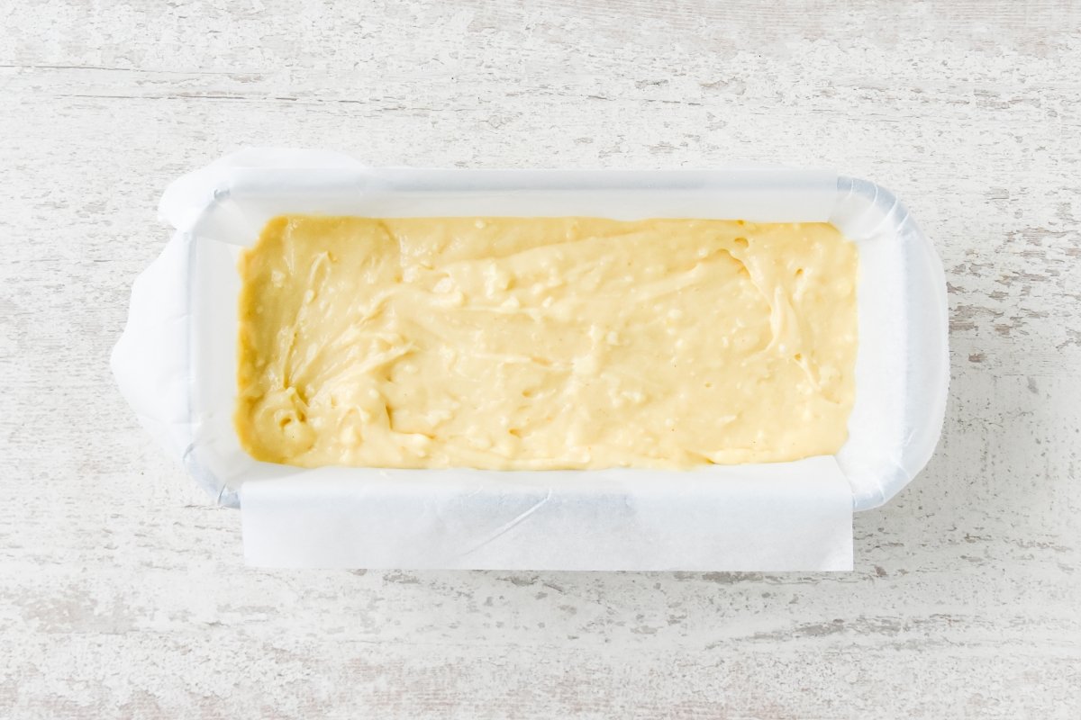 Vertemos la masa del bizcocho de mascarpone en el molde