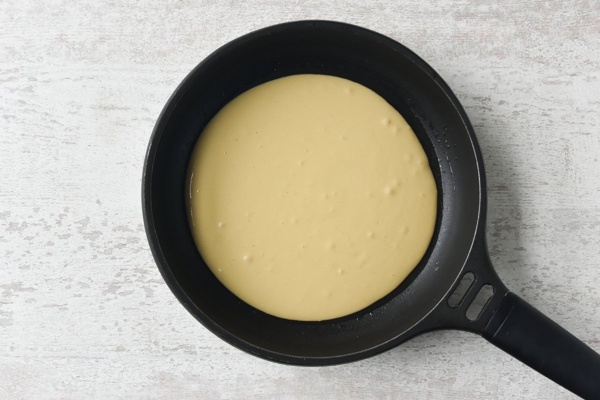 Vertemos la mezcla de la socca en la sartén caliente