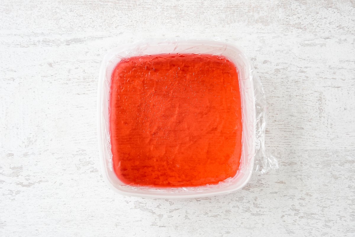 Vertemos la mezcla de las delicias turcas en un molde