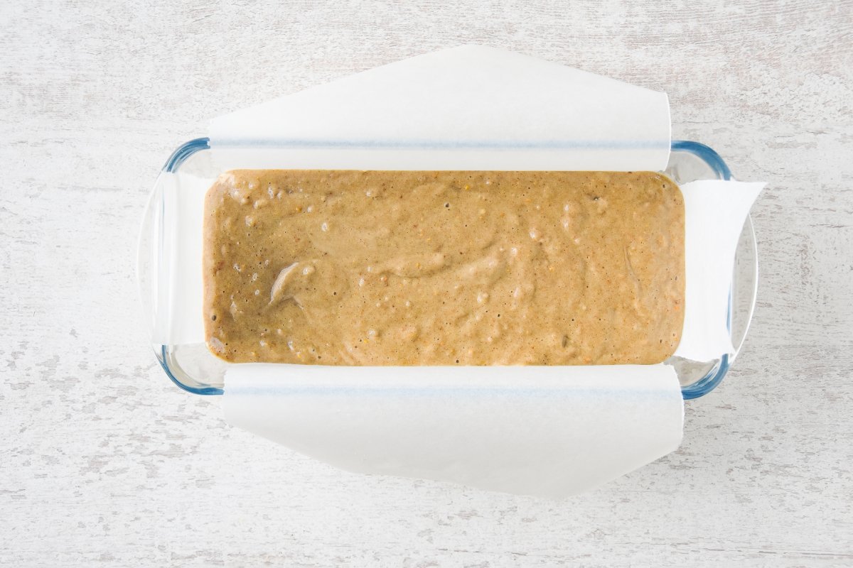 Vertemos la mezcla de pan de especias en el molde