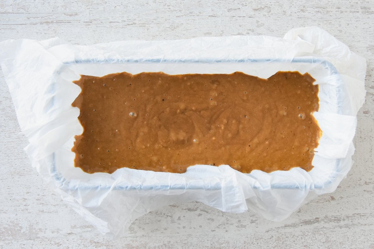 Vertemos la mezcla del bizcocho de jengibre y canela en el molde