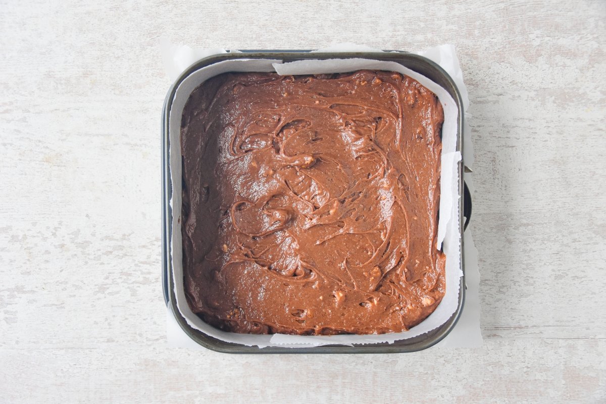 Vertemos la mezcla del brownie de nutella en el molde