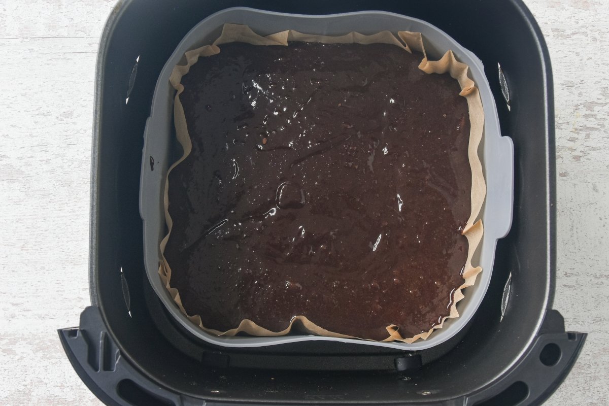 Vertemos la mezcla del brownie en el molde