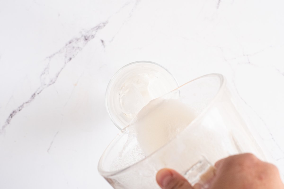Vertemos la mezcla del cóctel coco loco