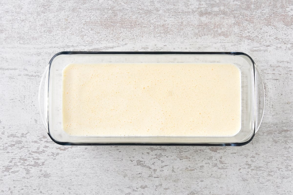 Vertemos la mezcla en el molde con el caramelo