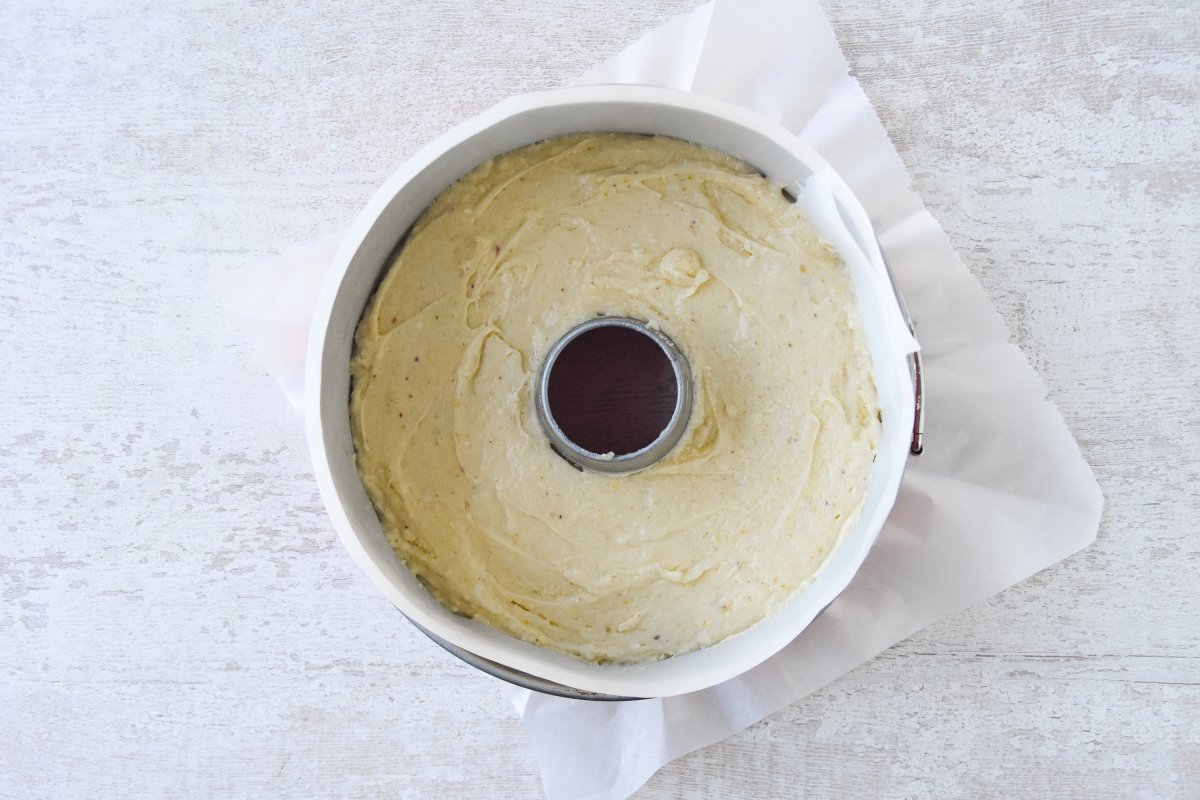 Vertemos la mezcla en el molde corona