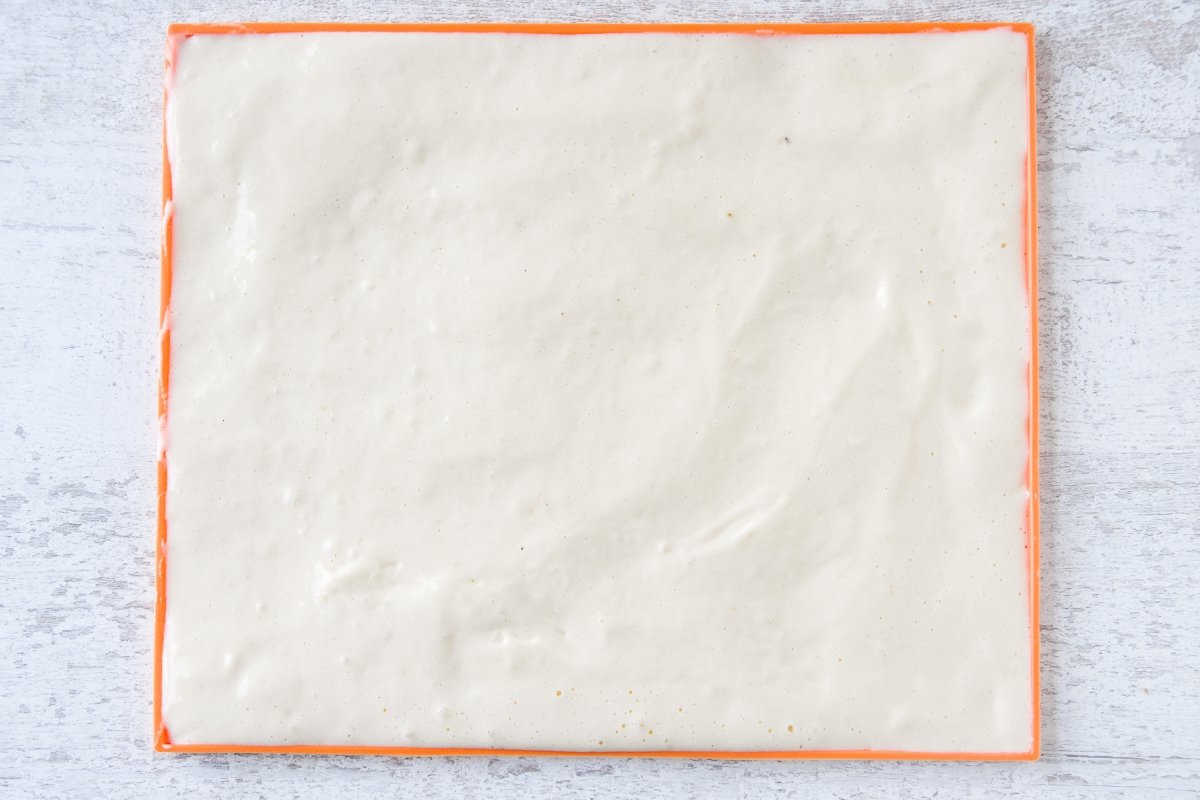 Vertemos la mezcla en el molde de bizcocho