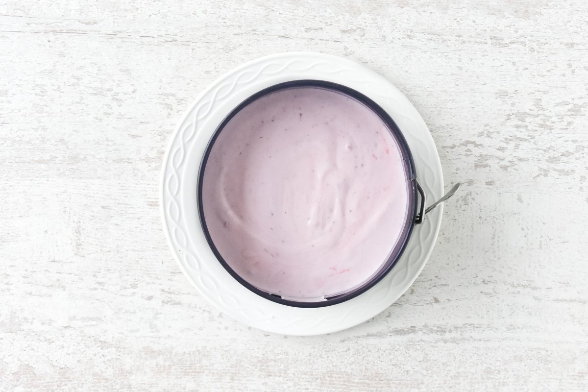 Vertemos la mousse de fresa sobre las galletas